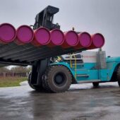 Une solution sur mesure pour un déchargement sécurisé des wagons et la manutention des tubes